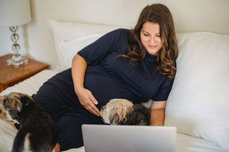 Tutora con sus perros momento descanso